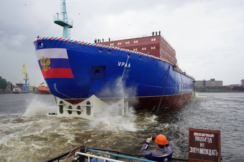 Пускане на вода на атомния ледоразбивач Урал