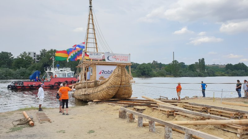 АБОРА IV, спускане на вода с влекача Алкаид